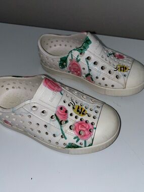 Native White Kids Slip-On Floral & Bee Shoes